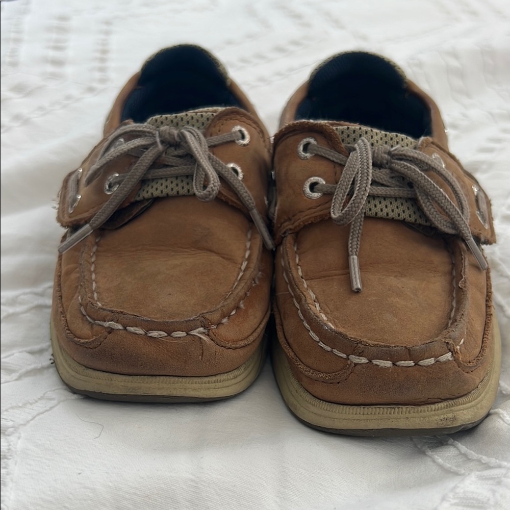 Sperry Tan Leather Boat Shoes with Moccasin Toe and Light Laces